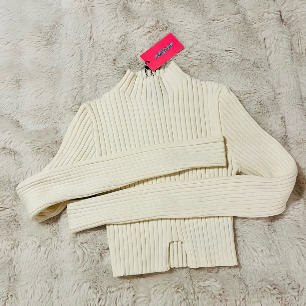 Edikted Off-White Ribbed Mockneck Cropped Sweater